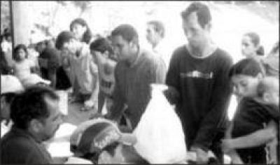 Tareferos de la zona Centro recibieron alimentos y pan dulce 
