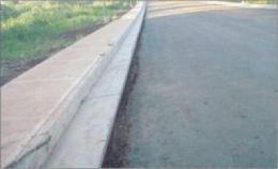 Evidente deterioro de la cinta asf�ltica en la avenida Kolping en la Costanera del M�rtires