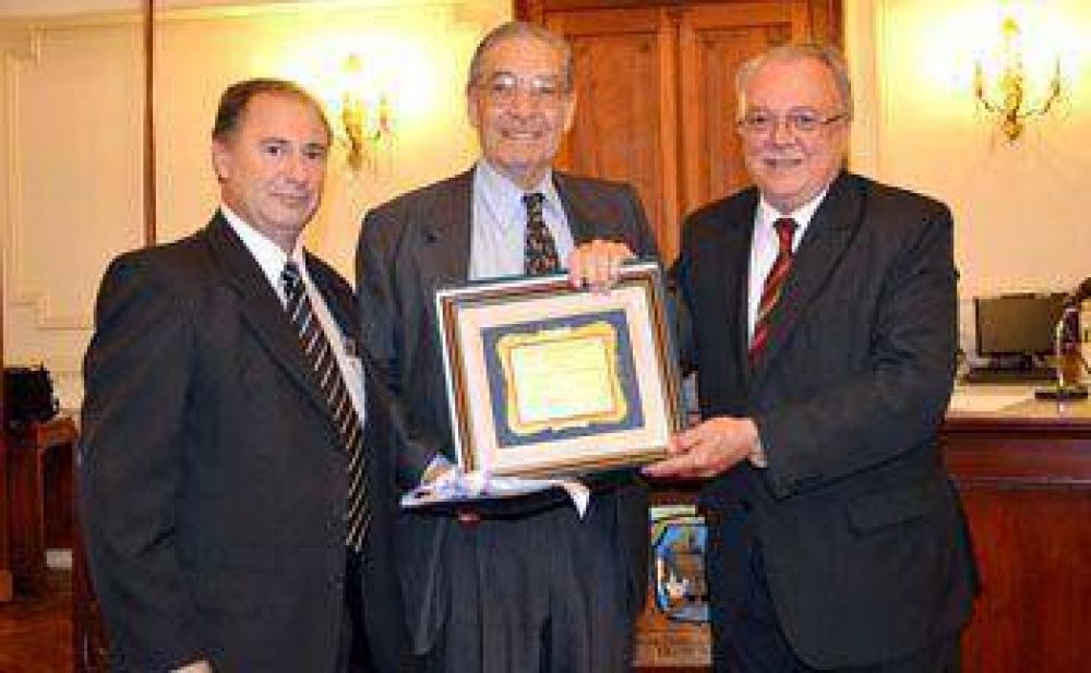 Distinguieron al doctor Carlos Mosca con el t�tulo de Ciudadano Honorario