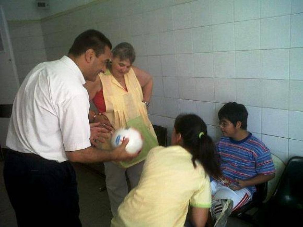 Intendente y voluntarias entregaron juguetes en el hospital