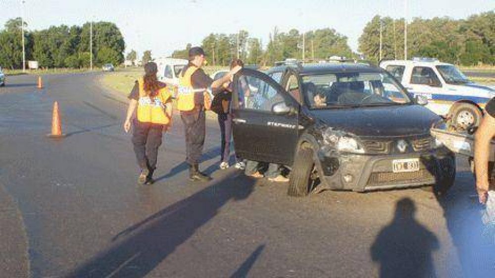 Chocan dos autos en la rotonda de las rutas 5 y 30 