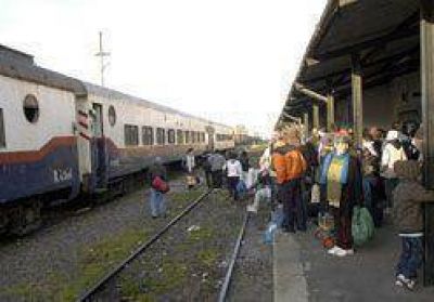 Otra vez un tren se rompi� y casi 200 pasajeros quedaron varados en medio de la v�a