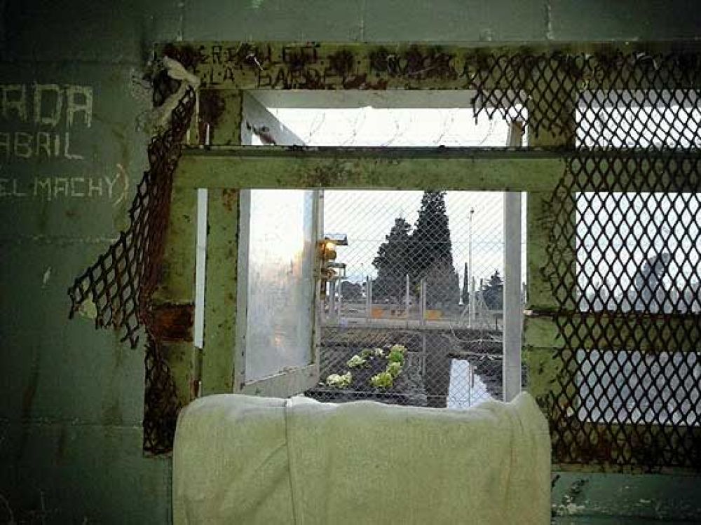 Se fugaron tres presos de la Unidad 38 a la hora del brindis: los atraparon en pleno escape