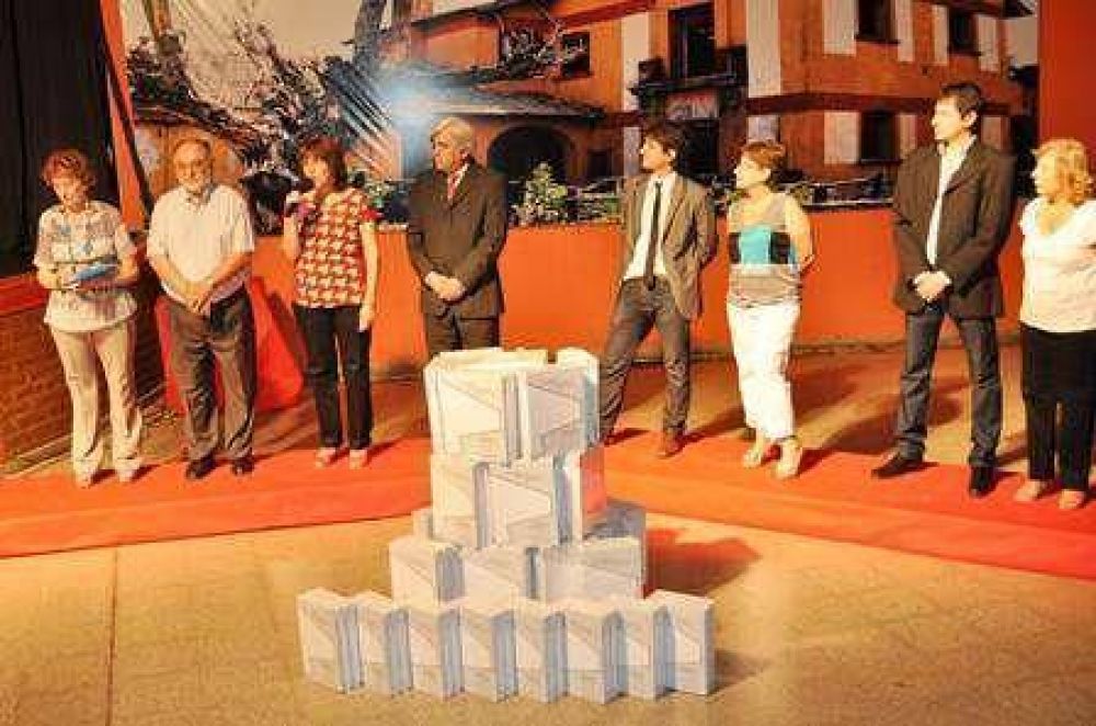 El intendente Reschini present� el Libro del Centenario de General Pinedo 