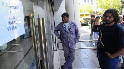 Bancarios paran hoy y se movilizan