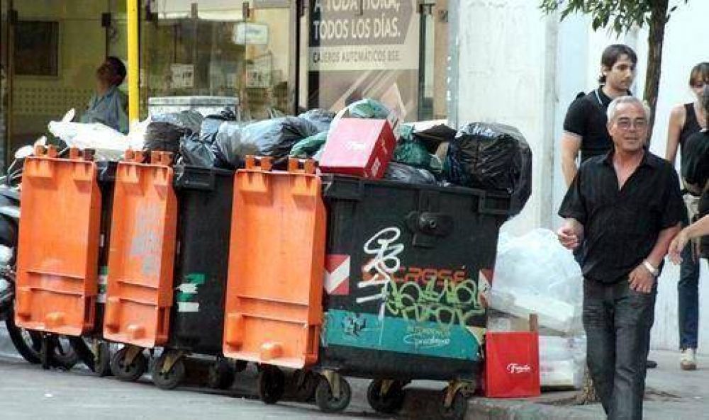 La basura sigue acumulada en la ciudad