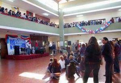 Villa Mar�a: docentes y alumnos se movilizan en defensa del IPEM 275