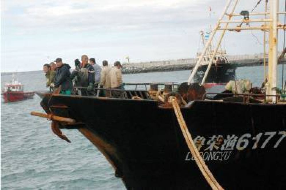 Arribaron al puerto local los buques chinos que pescaban ilegalmente
