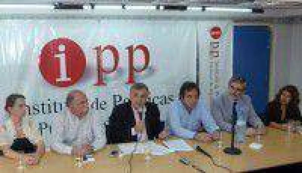 Morales critic� postura del gobierno en torno a "Un lote..." 