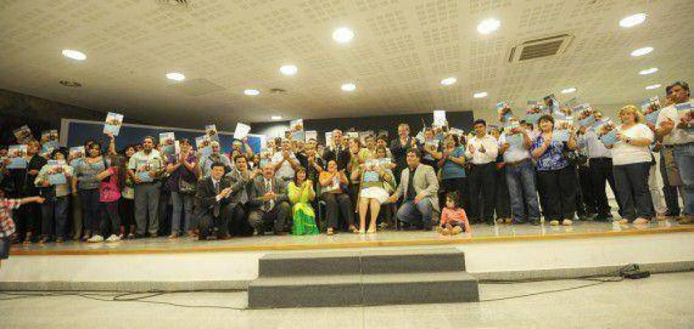 El Gobierno readjudic� viviendas sociales y entreg� certificados de escrituras
