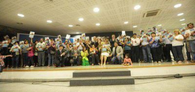 El Gobierno readjudic� viviendas sociales y entreg� certificados de escrituras
