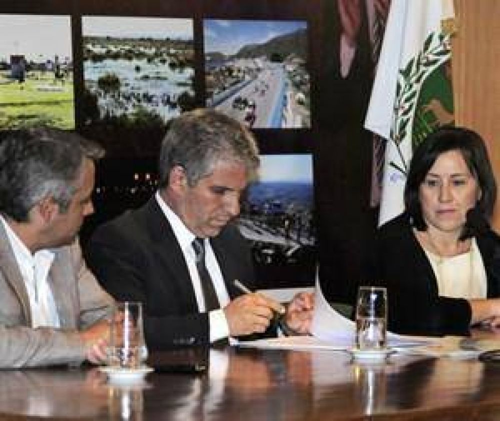 Cierre de prost�bulos: Poggi firm� y reglament� la ley