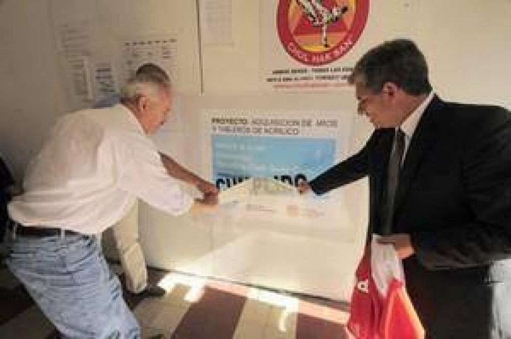 Poggi entreg� subsidio por $50.000 al Sporting Club Guaycuru