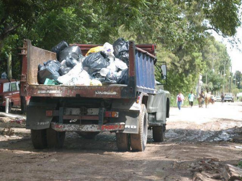 Vuelcan basura en La Quema