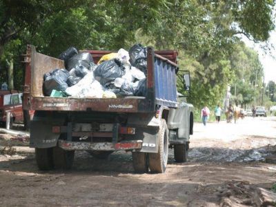 Vuelcan basura en La Quema