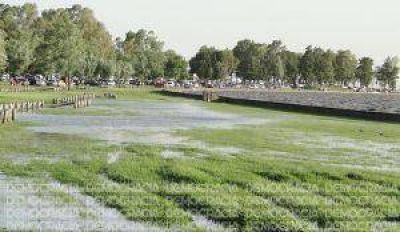 Fuertes vientos provocaron que se desborde el agua de la Laguna