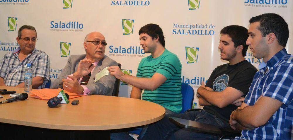 El CEUS recibi� $ 200.000 de manos de Gorosito para la terminaci�n del nuevo edificio