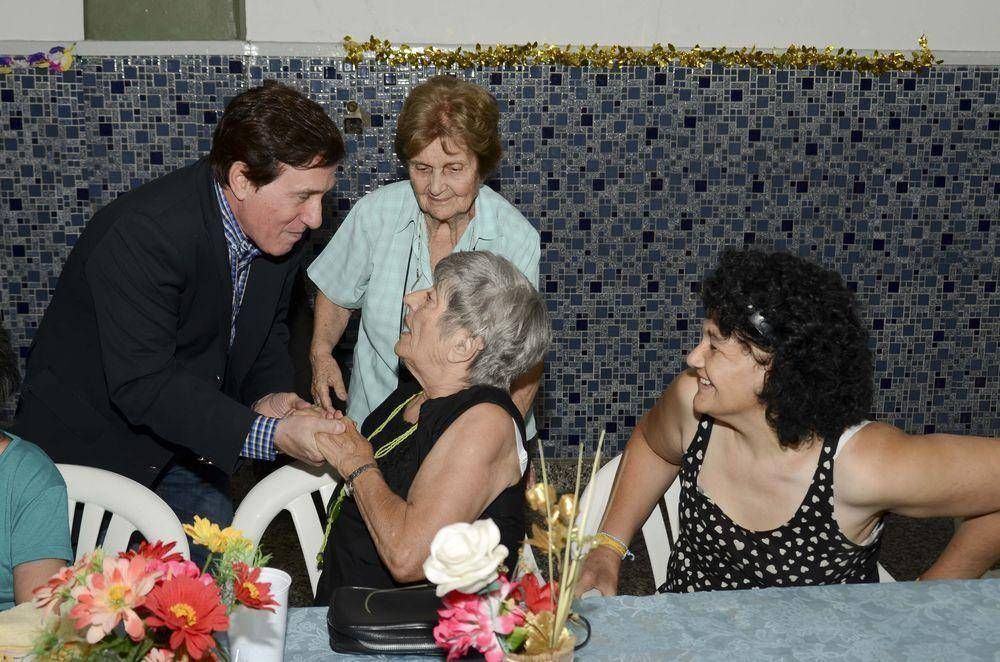 EL INTENDENTE DE LAN�S DAR�O D�AZ P�REZ INVITADO ESPECIAL AL TRADICIONAL ENCUENTRO DE LAS ABUELAS DE LA INSTITUCI�N