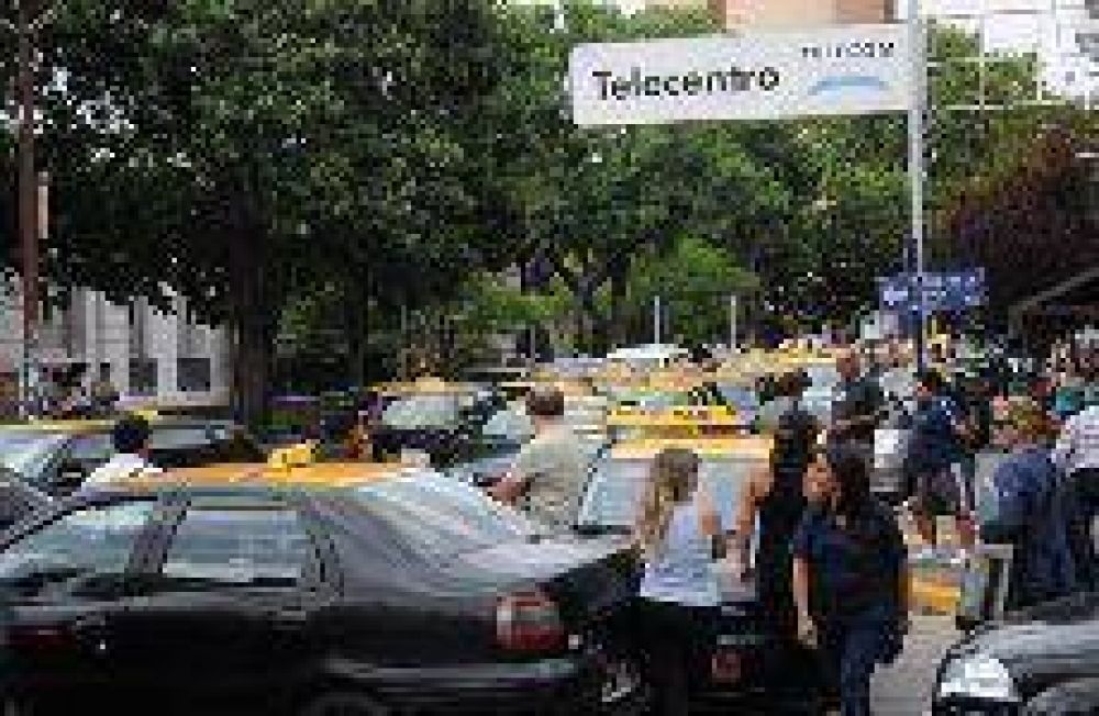 Con los taxistas en la calle, aprueban la suba de tarifas