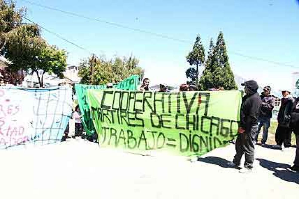  Cooperativistas sindicados como responsables de los saqueos acampan frente a la sede comunal