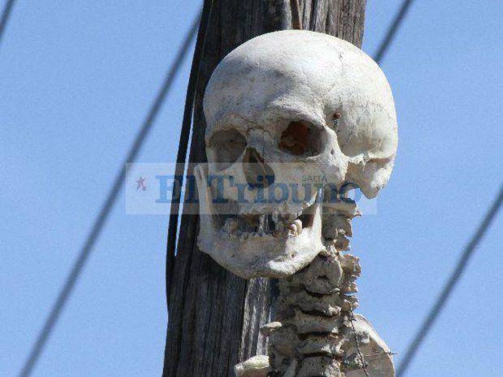 Espeluznante hallazgo de un esqueleto en un poste p�blico