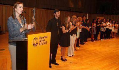 Vidal junto a egresados de la salud