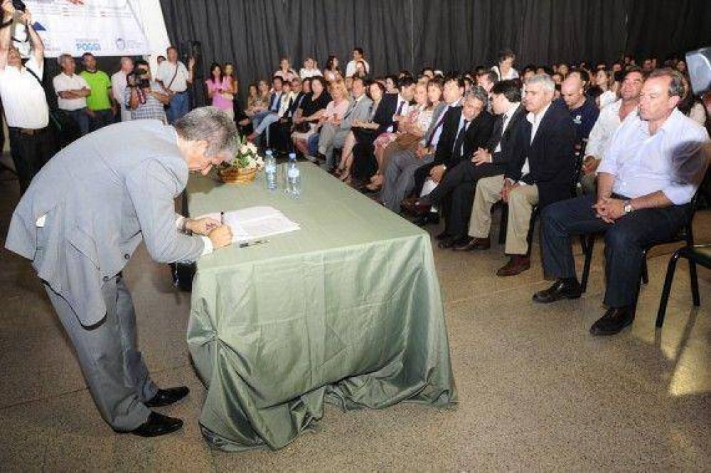 Villa Mercedes: Poggi firm� decretos para la construcci�n de 500 casas m�s