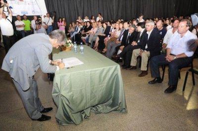 Villa Mercedes: Poggi firm� decretos para la construcci�n de 500 casas m�s
