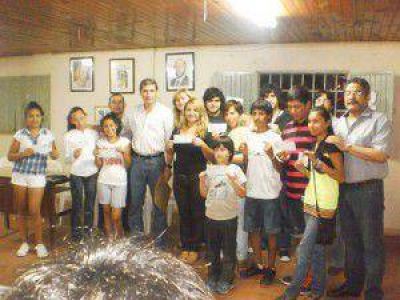El diputado nacional Carlos Donkin entreg� becas a estudiantes
