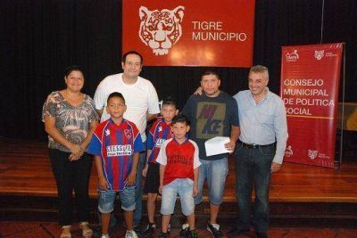 M�s clubes de barrio reciben apoyo econ�mico del Municipio de Tigre