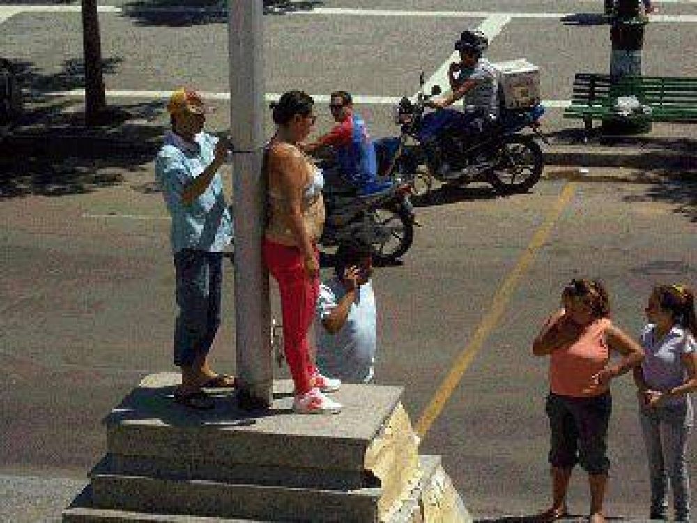 Se encaden� frente a la Municipalidad de Santa Rosa porque no puede ver a sus hijos