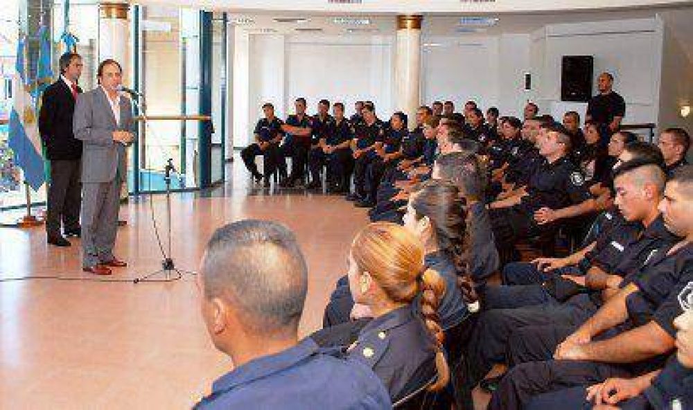 Giustozzi Recibi� A Los Nuevos Agentes De La Polic�a Bonaerense