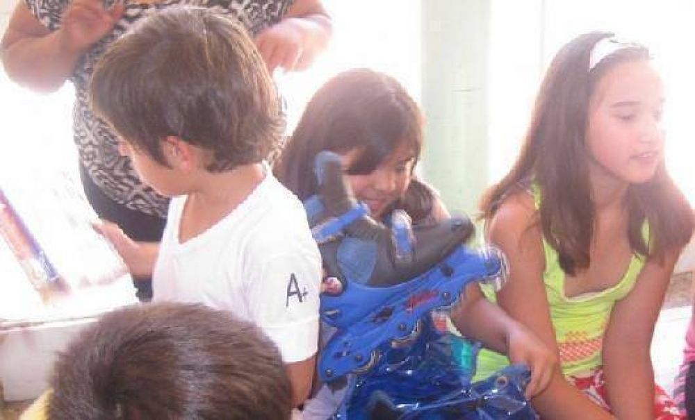 M�s de 70 chicos, felices con sus juguetes