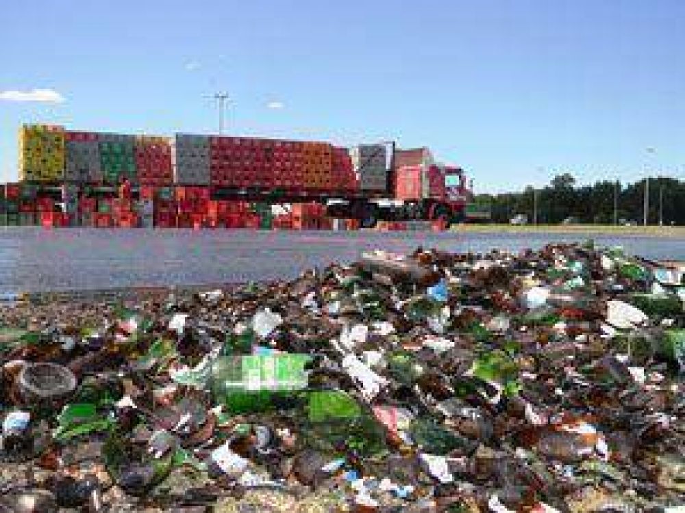 Un cami�n perdi� cajones de cerveza y se demor� el tr�nsito 