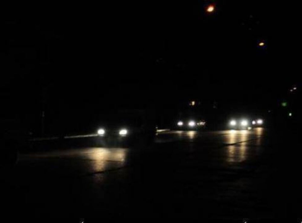APAGON DEJA A GRAN PARTE DE LA CIUDAD SIN LUZ, MALESTAR DE LOS VECINOS