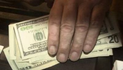 El d�lar cerr� a $ 4,92 y el �blue� contin�a firme