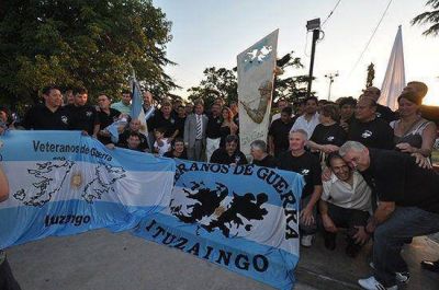 Se inauguro un monumento a los ca�dos en Malvinas en Ituzaing�