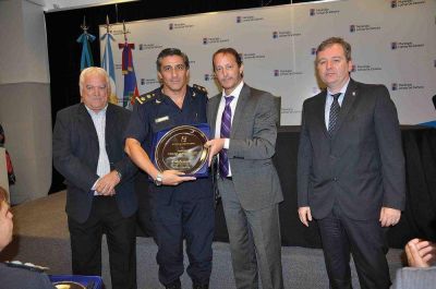 Lomas: Insaurralde premi� a oficiales de la Polic�a Bonaerense y personal de seguridad municipal