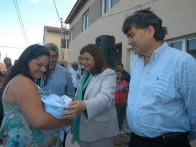 Entregaron ocho viviendas en el oeste del distrito
