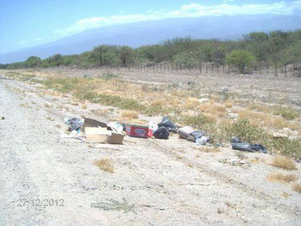 Vecinos desaprensivos arrojan basura en avenida de Circunvalaci�n