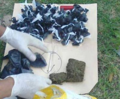 Secuestran armas, dinero y envoltorios de marihuana 