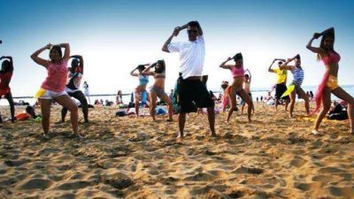 Contin�an las exhibiciones y ense�anzas de baile al aire libre