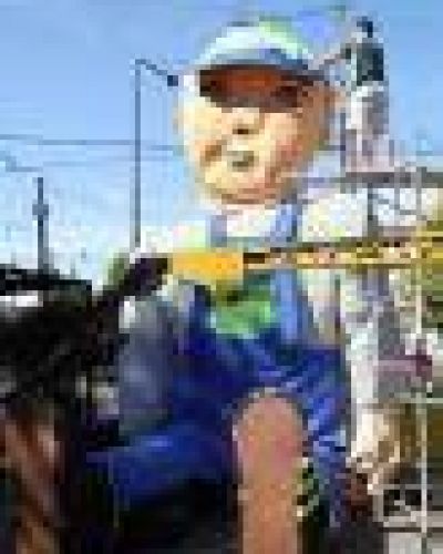 Para dar inicio a festejos de fin de a�o: Mu�eco de 9 metros de altura cruzar� la Plaza Moreno de La Plata. Ser� a las 19