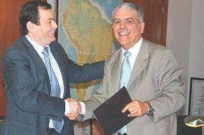 El gobernador y el ministro De Vido firmaron importante acuerdo entre la provincia y Conae