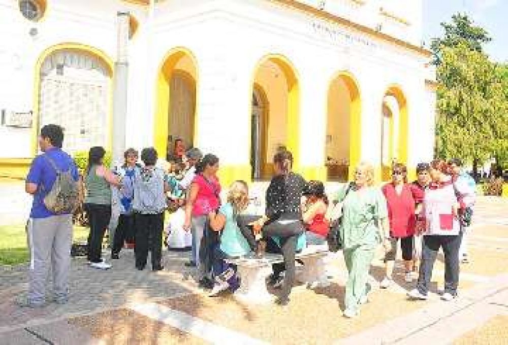 Monotributistas se manifestaron frente al Palacio Municipal y se reunieron con el secretario de Gobierno