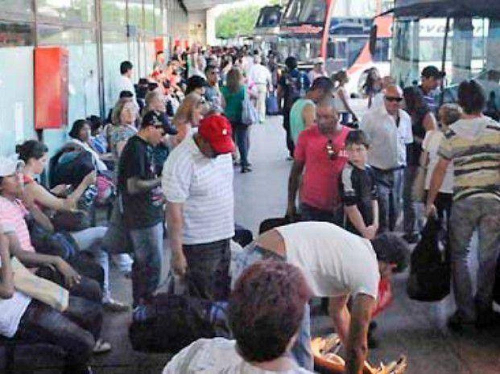 La huida tur�stica por fin de a�o se hizo notar en la terminal y en la autopista