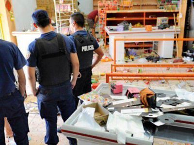 Investigan si hubo extorsi�n policial en robos a supermercados