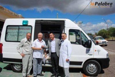 Garc�s entreg� una ambulancia y un equipo de Rayos para el hospital de Stroeder