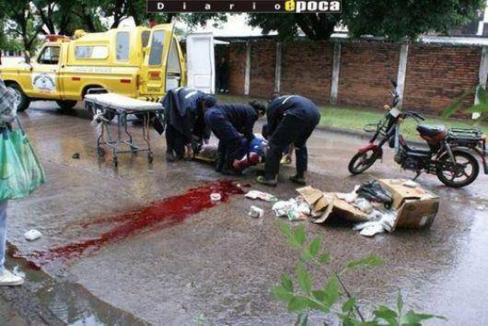 Motociclista lucha por su vida tras resultar herido al caer en un bache 