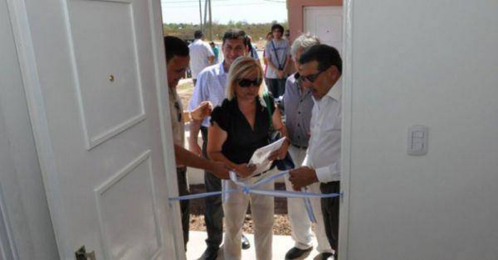 El gobernador cerr� el a�o con la entrega de 28 viviendas de clase media 